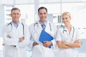 Team von Schönheitschirurgen in der medizinischen Klinik