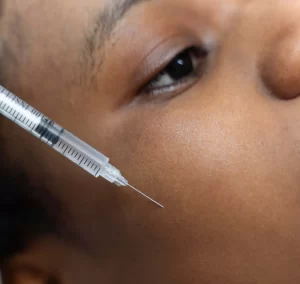 Injection appliquée au visage du patient